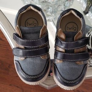 Toddler sneakers size 6